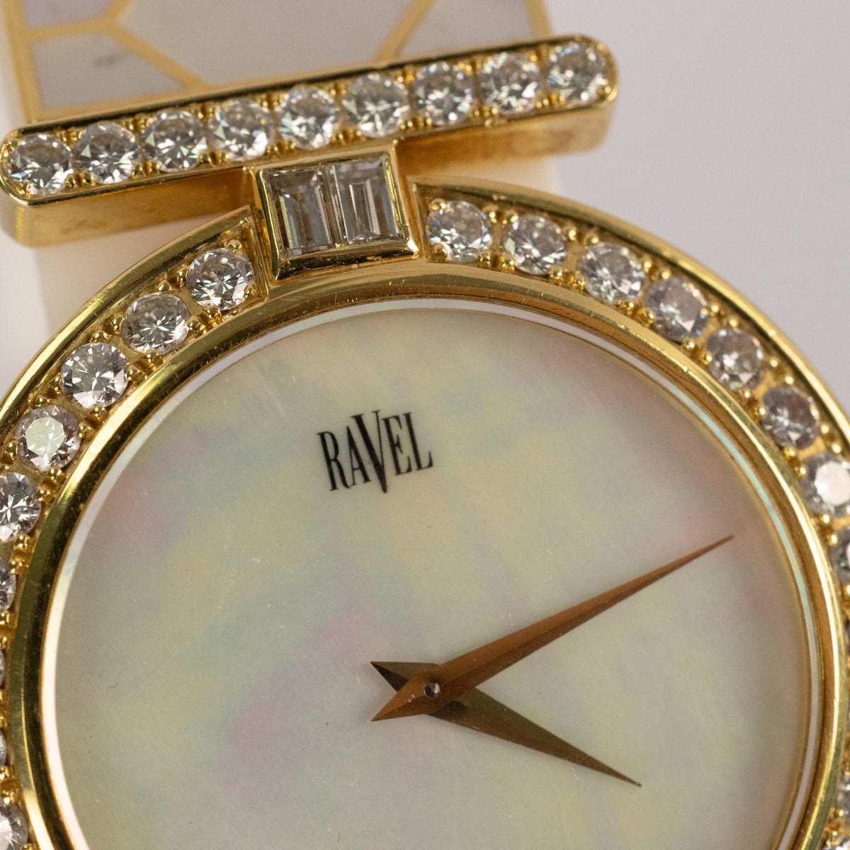 Barrettes de diamants à l'attache du cadran, montre Ravel