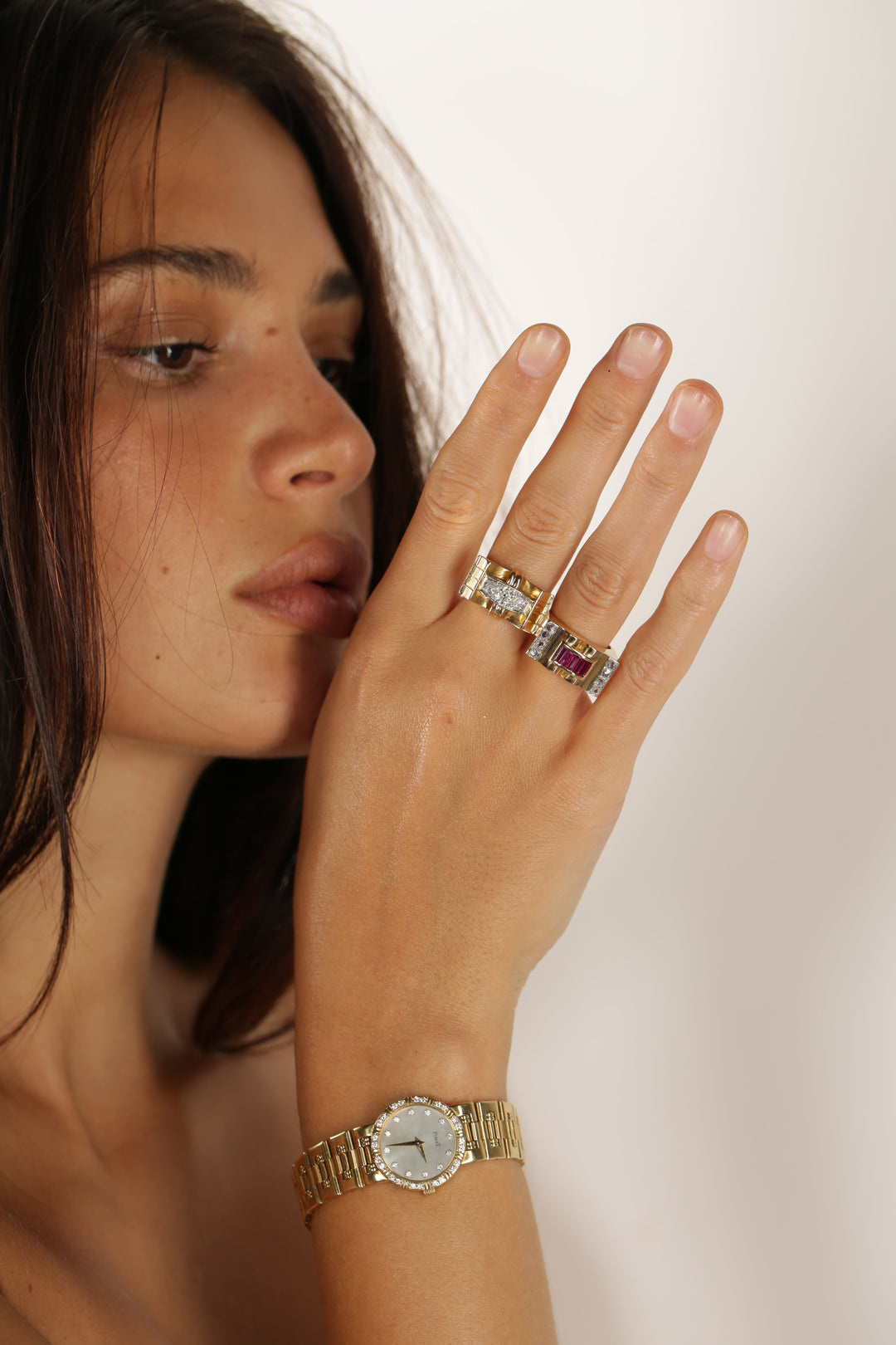 L’histoire fascinante de la bague tank : symbole de force et d’élégance