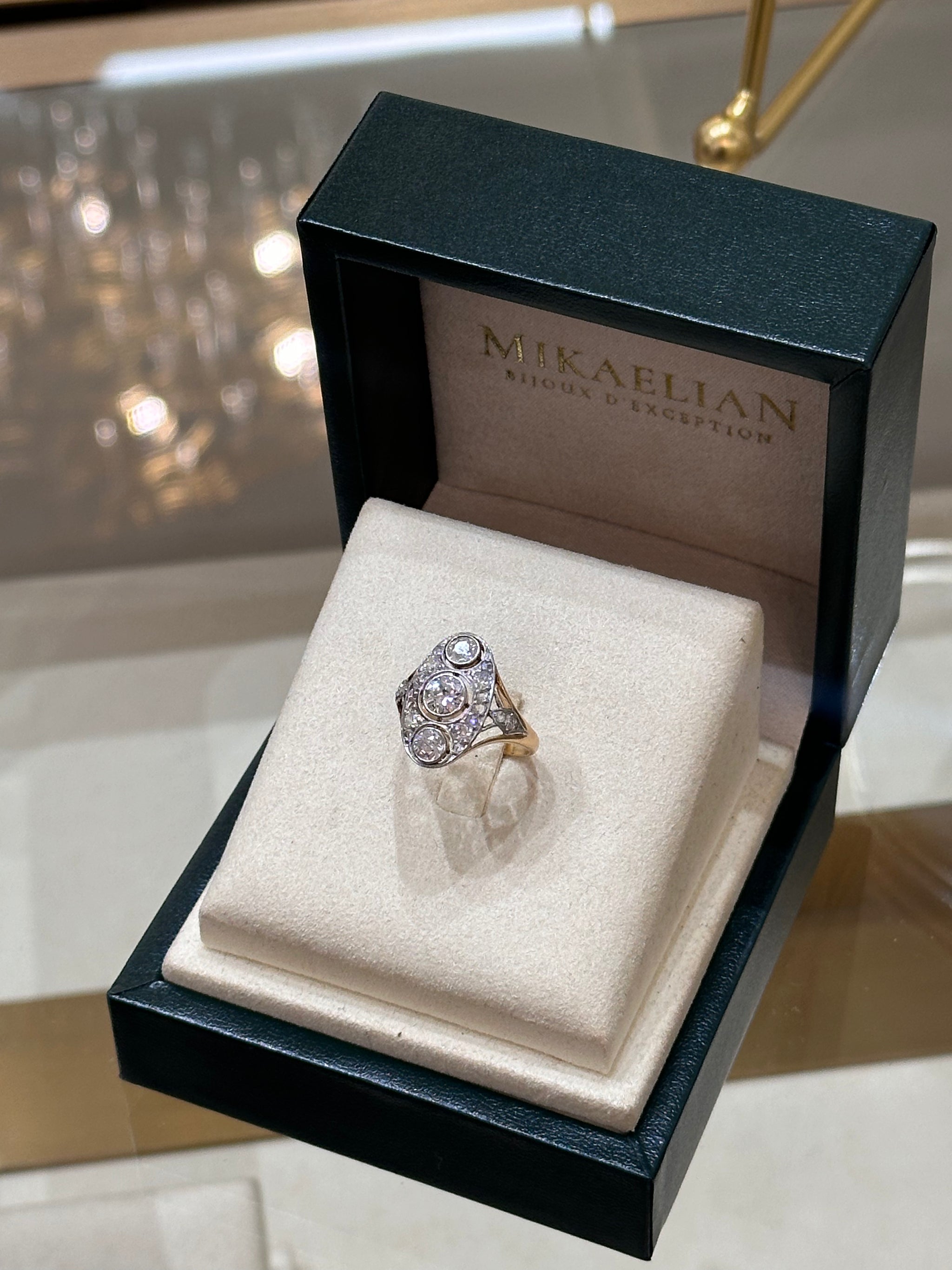 Bague Art Déco en or jaune et blanc sertie de diamants – Époque 1920-1930 luxe mikaelian