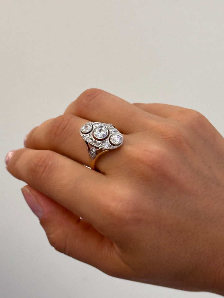 Bague Art Déco en or jaune et blanc sertie de diamants – Époque 1920-1930 luxe