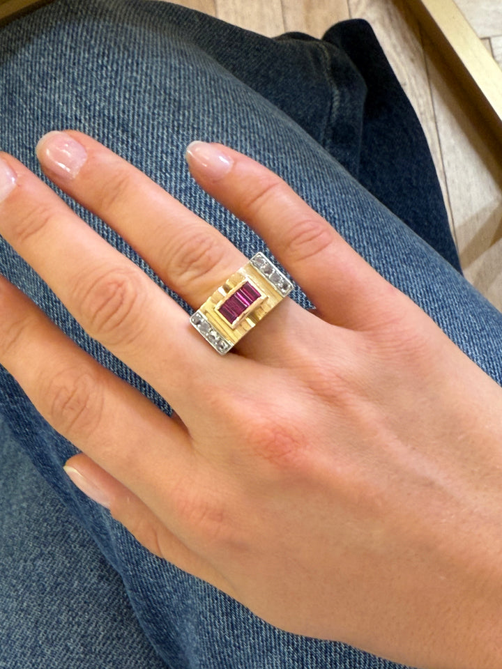 Bague Tank rubis et diamants 1940-1950 Occasion Seconde Main Luxe