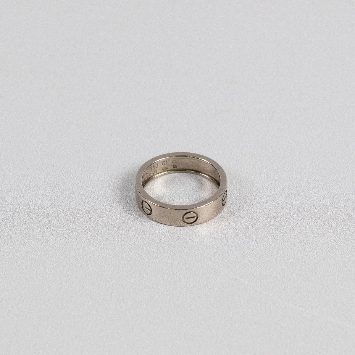Bague Cartier Love en or blanc présentée dans son écrin Mikaelian