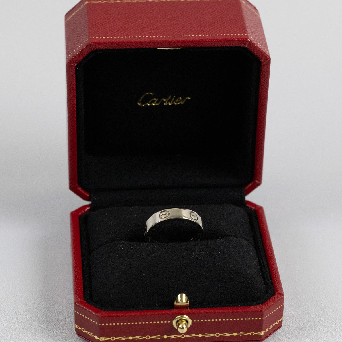 Détail des motifs de vis de la bague Cartier Love en or blanc