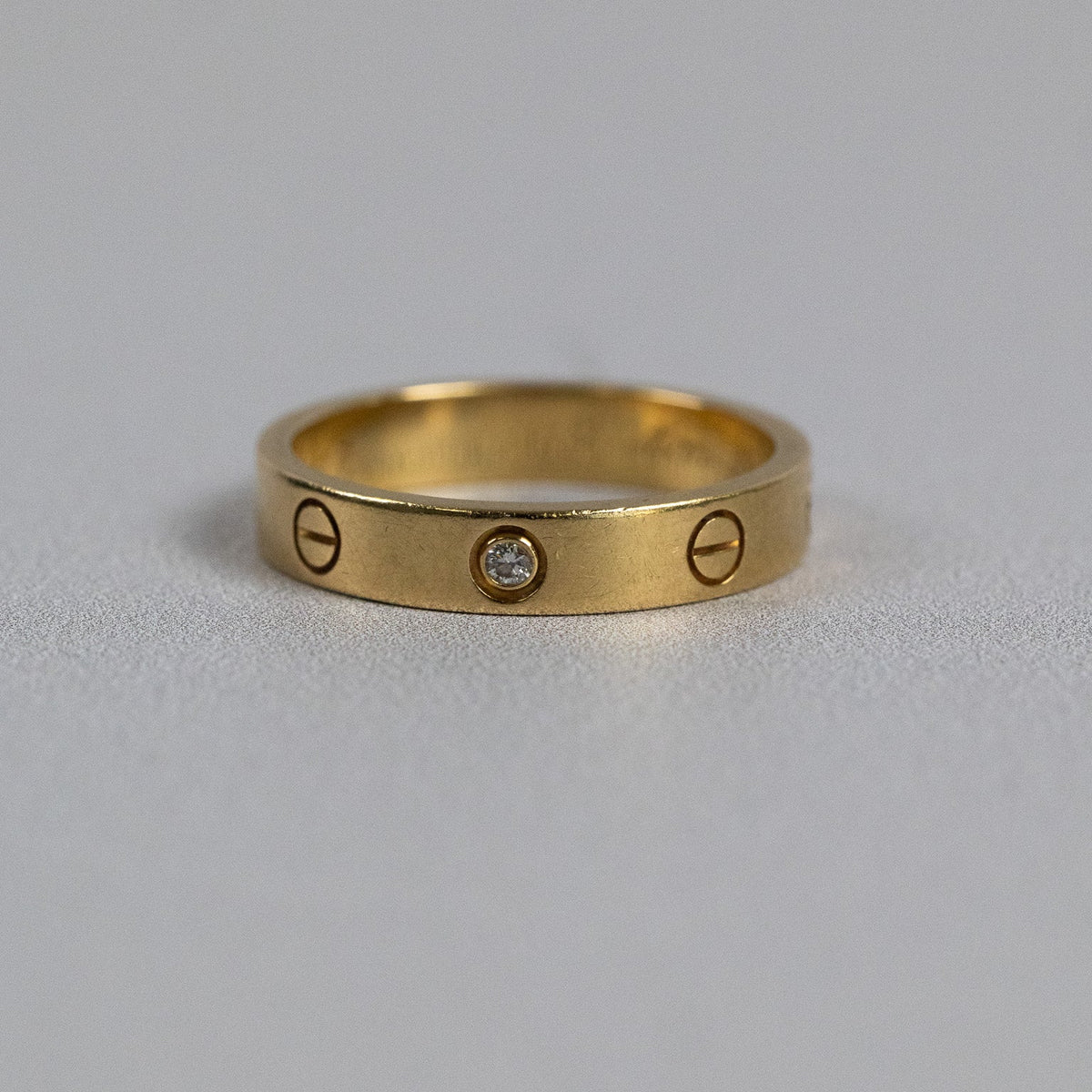 Bague Cartier Love en or avec diamant portée à la main
