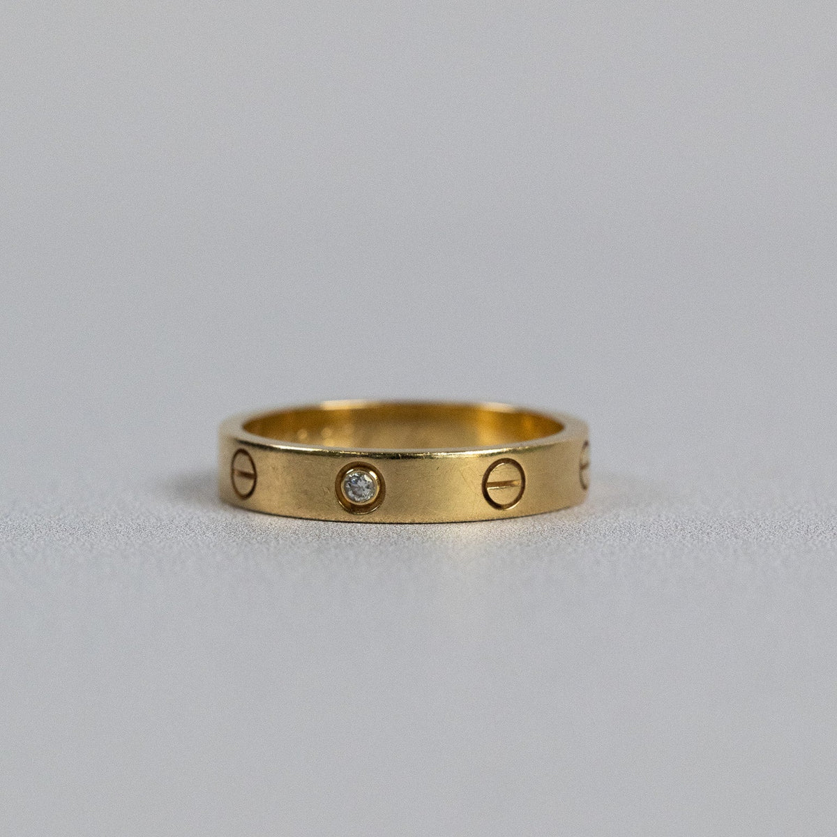 Détail des motifs de vis gravés sur l’anneau d’une bague Cartier Love