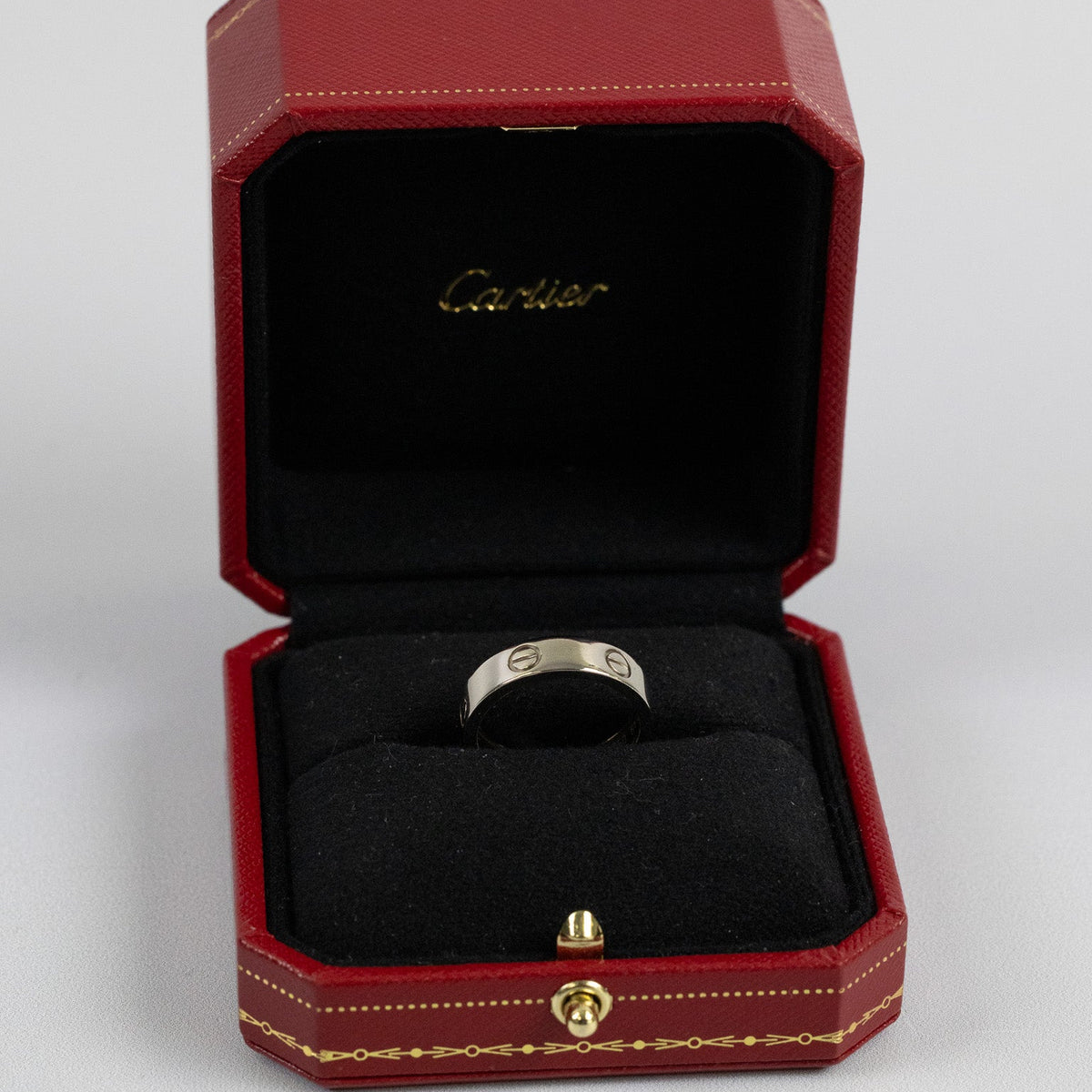 Bague Cartier Love en or blanc 18 carats vue de face sur fond gris
