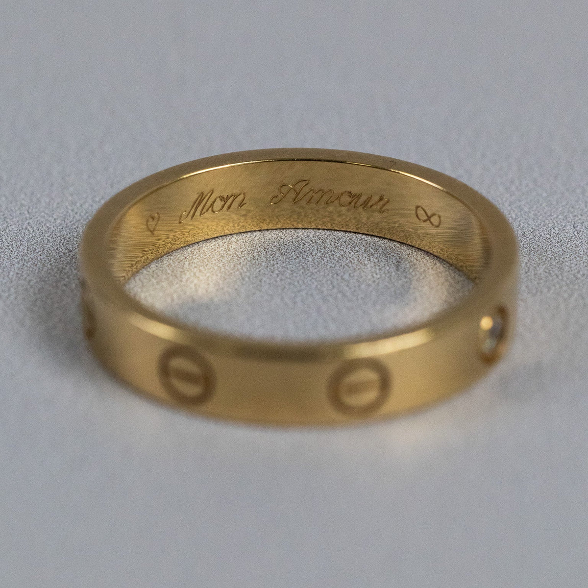 Signature Cartier et poinçons à l’intérieur d’une bague Love en or 18 carats