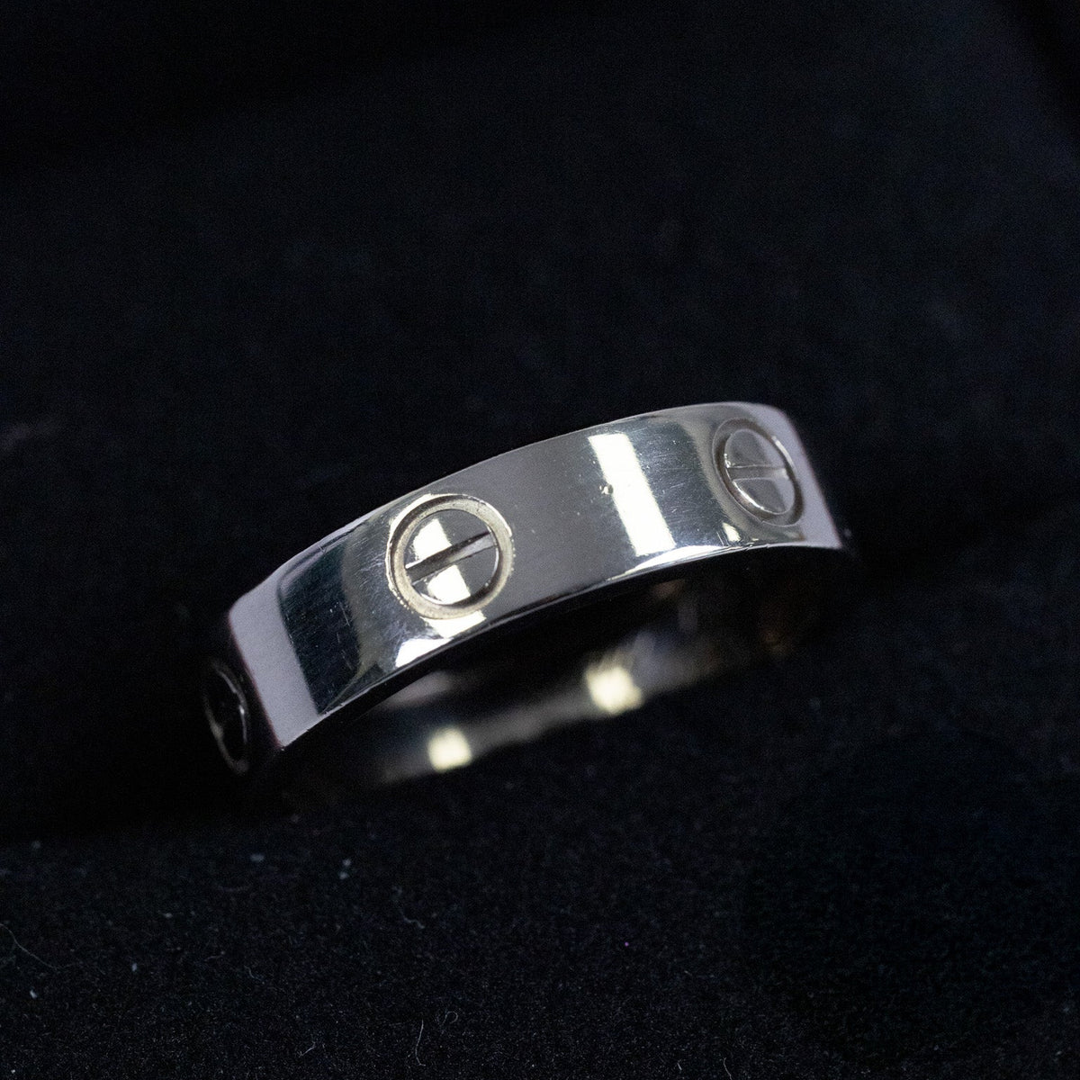 Signature Cartier gravée à l’intérieur de la bague Love en or blanc