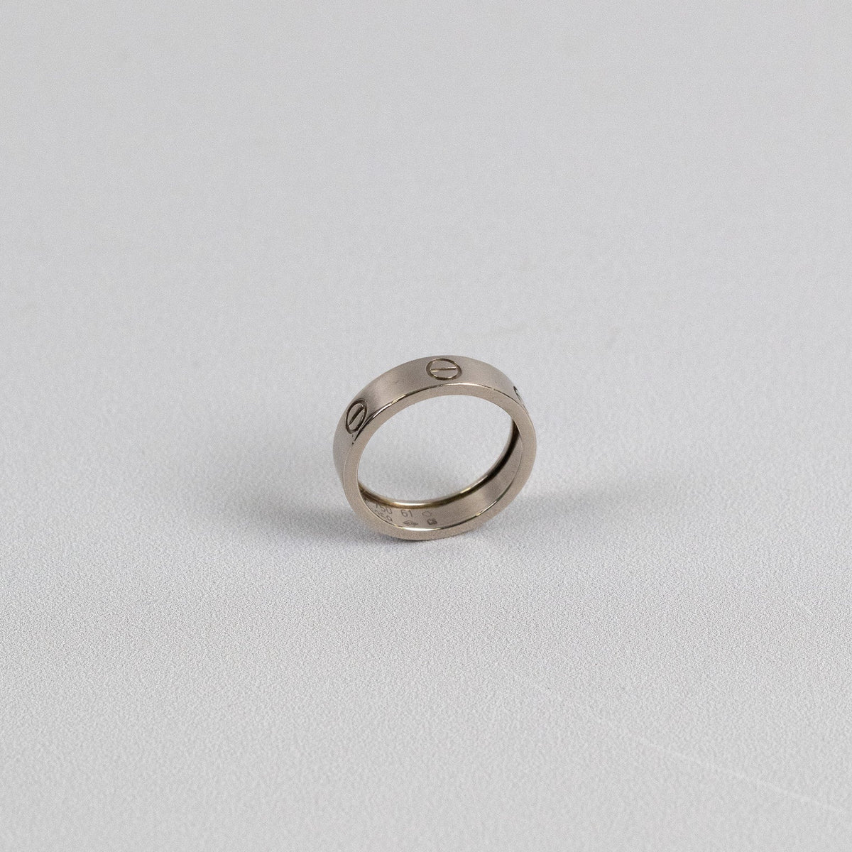 Profil de l’anneau Cartier Love en or blanc 750 millièmes
