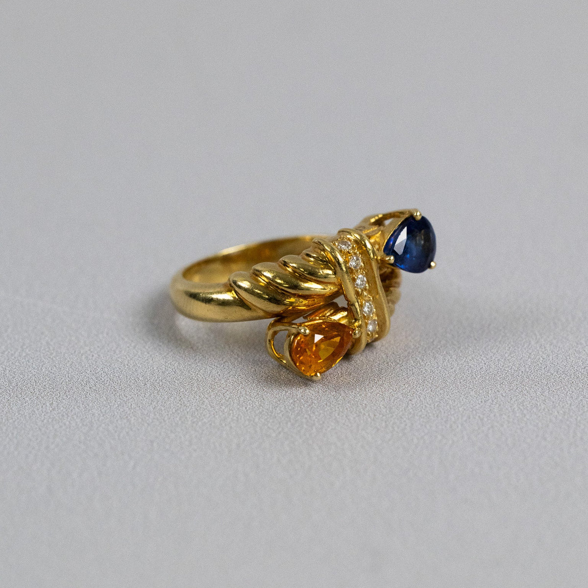Détail du saphir bleu taille poire d’environ 1 carat serti sur or jaune 18 carats