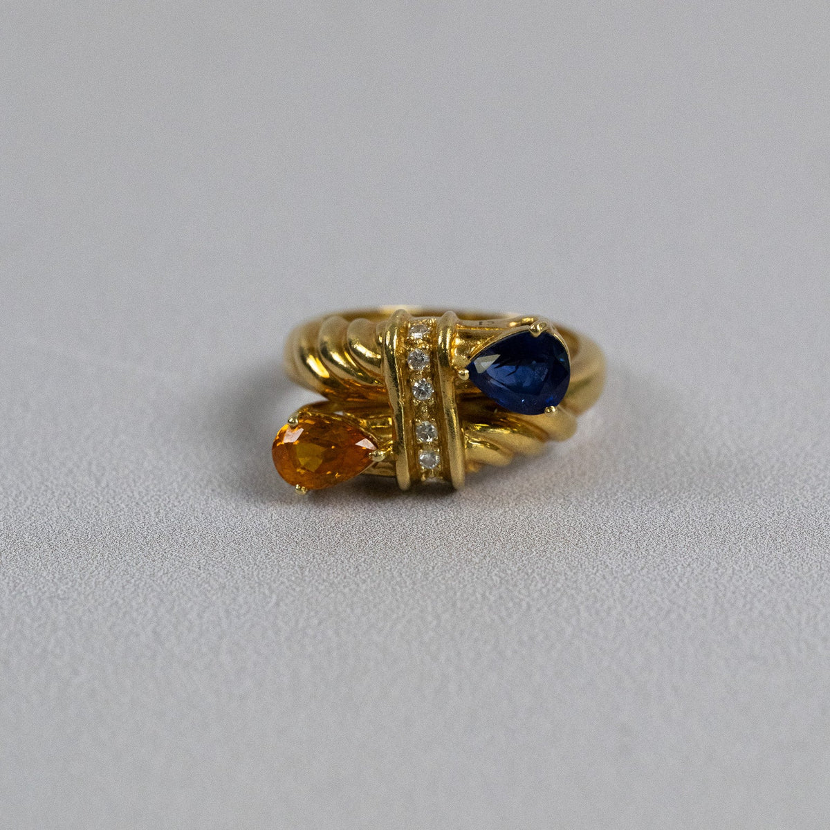Bague Toi et Moi vintage en or jaune avec saphir bleu et saphir orange taille poire: 