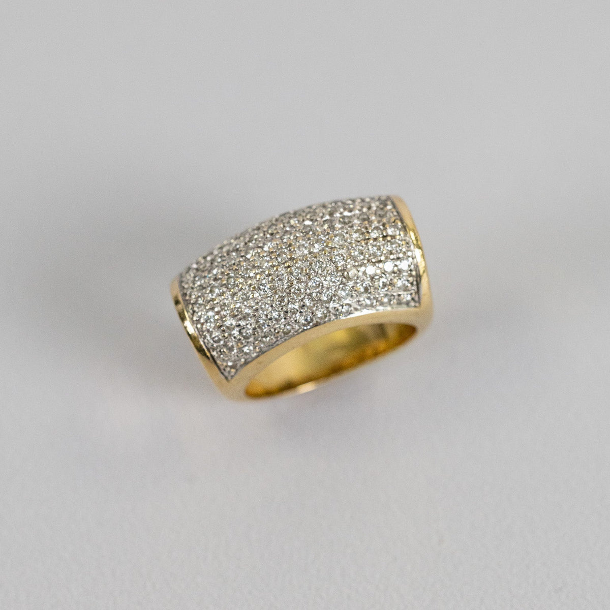 Pavage de diamants serti sur or blanc de la bague bandeau vintage