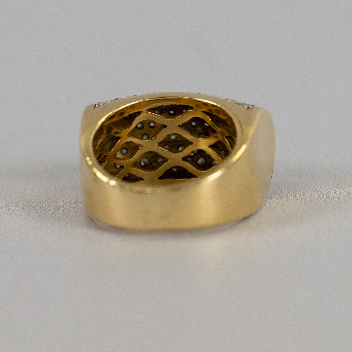 ntérieur ajouré de la bague en or jaune 750 millièmes avec poinçon