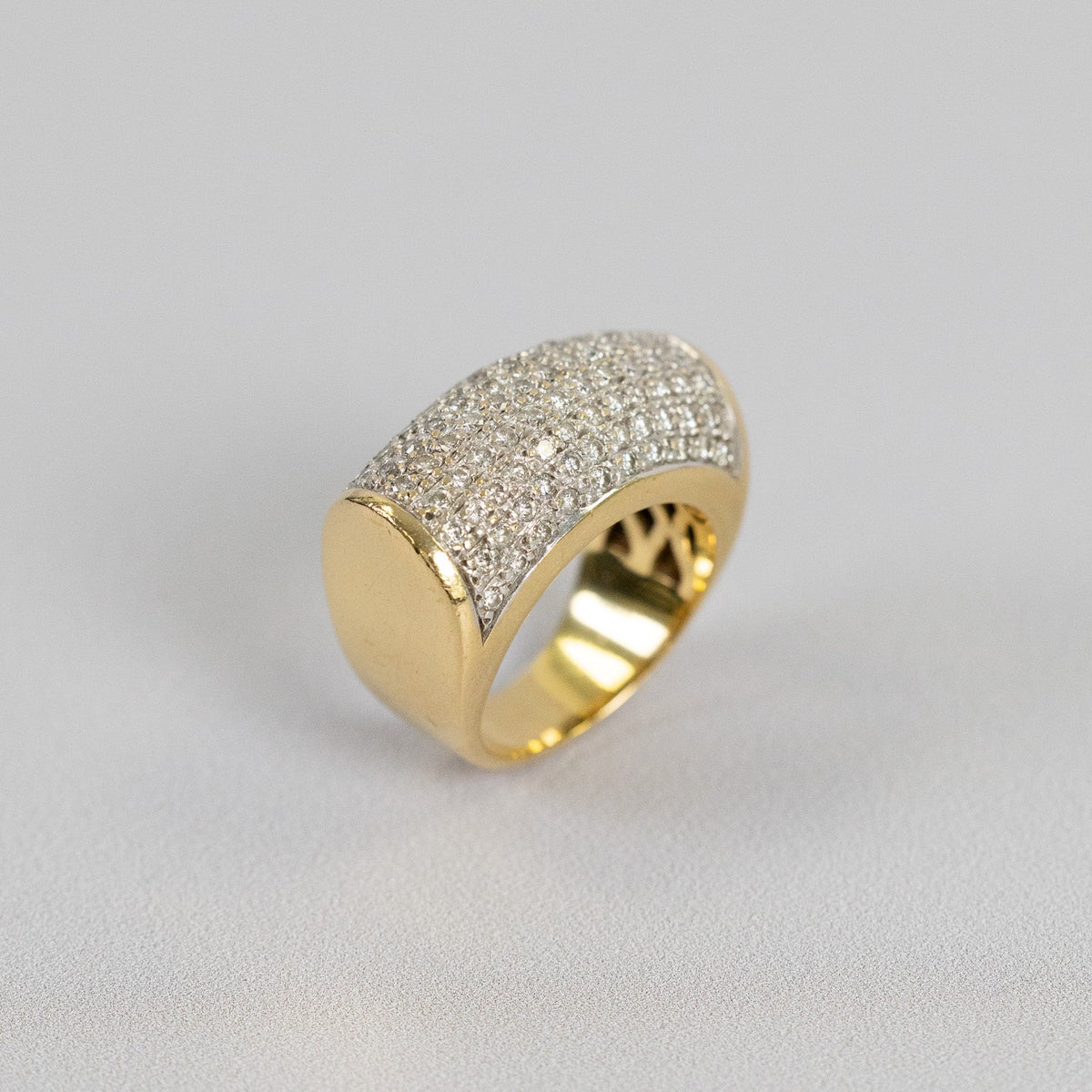 Profil galbé de la bague bandeau diamants en or jaune