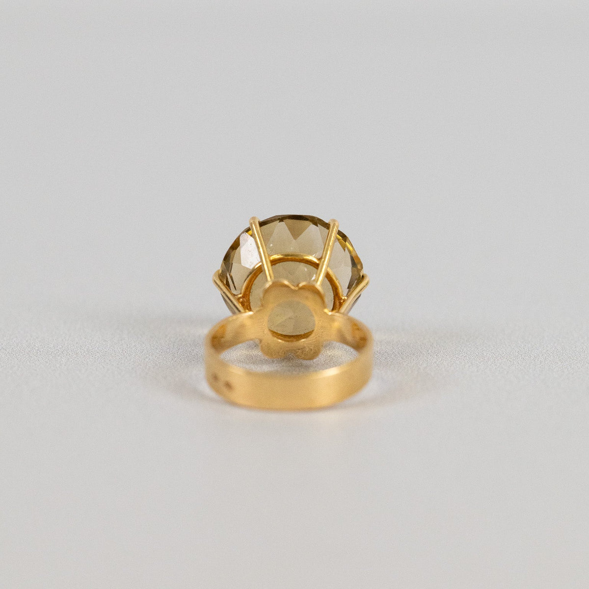 Bague citrine vintage en or jaune présentée dans son écrin Mikaelian avec certificat d’authenticité

