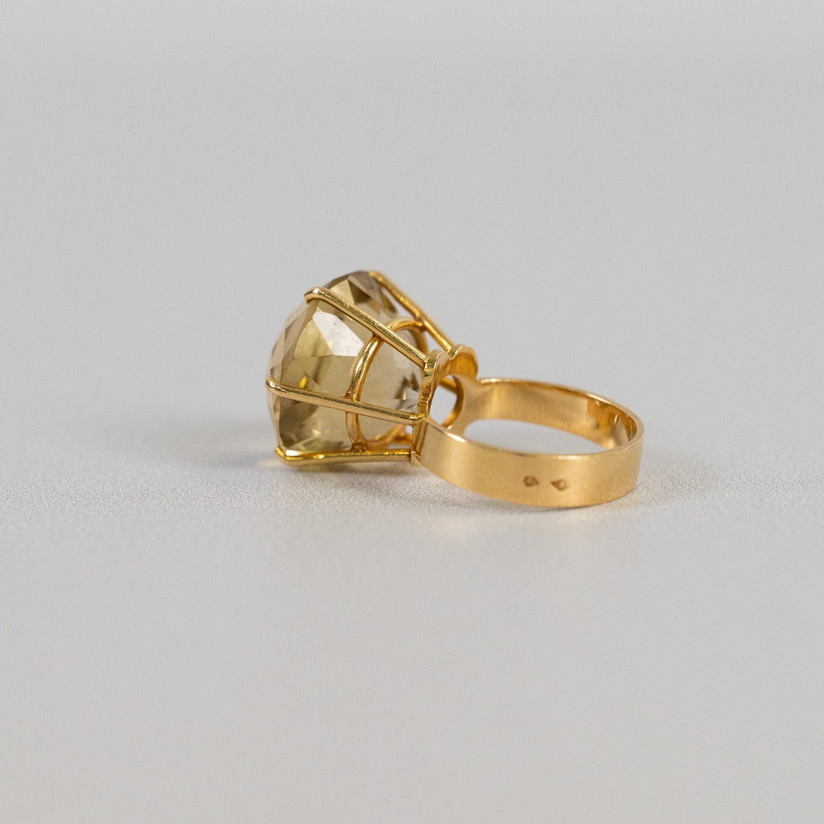 Bague vintage en or jaune 18 carats vue de dessus, mettant en valeur la taille ronde de l’importante citrine