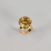 Bague vintage en or jaune 18 carats sertie d’une importante citrine