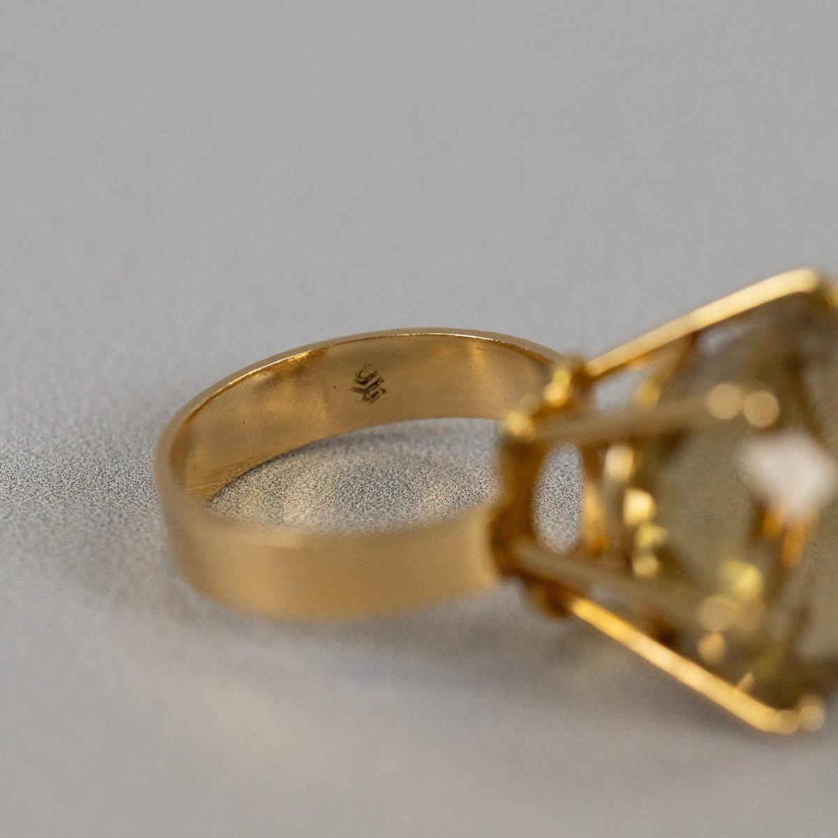 Anneau large et lisse en or jaune 18 carats d’une bague citrine vintage