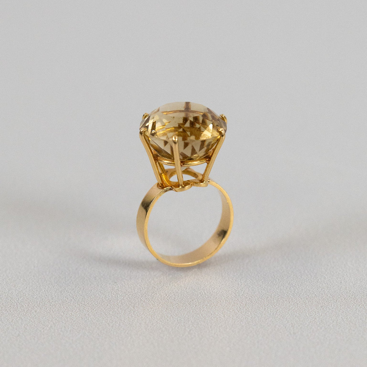 Détail du serti à huit griffes et de la galerie festonnée d’une bague citrine en or 18 carats