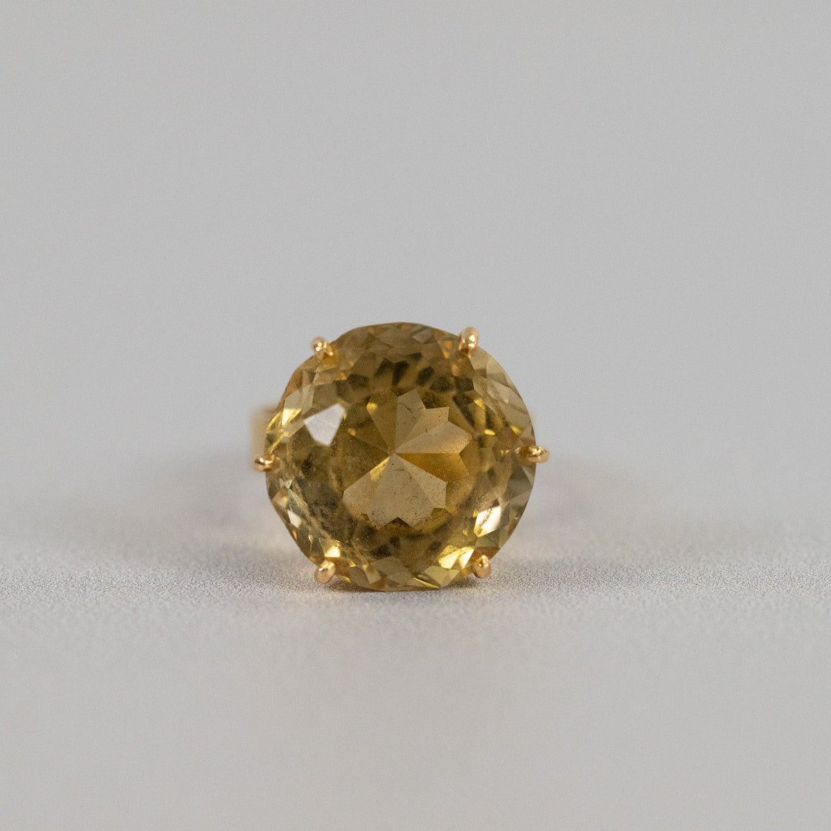 Bague citrine en or jaune 18 carats vue de trois quarts, montrant le volume de la pierre et le serti en couronne