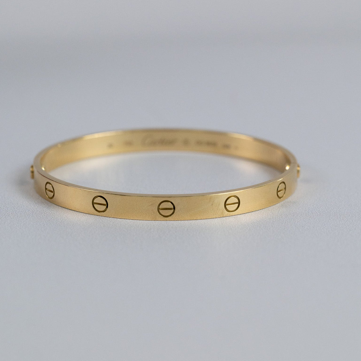 Détail des motifs de vis du bracelet Cartier Love en or jaune