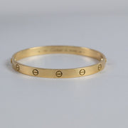 Détail des motifs de vis du bracelet Cartier Love en or jaune