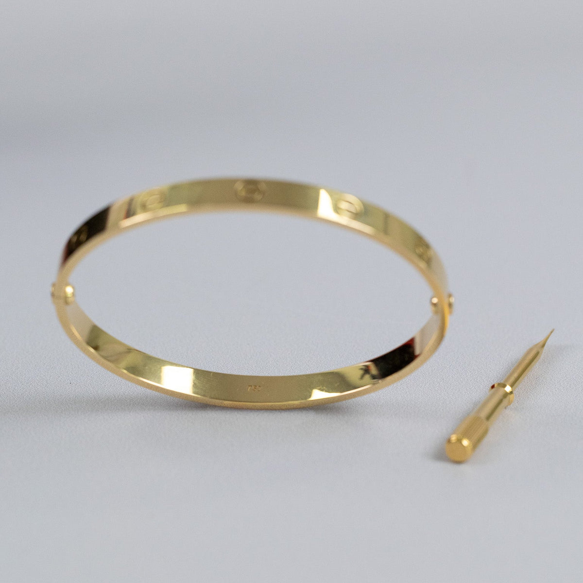 Détail des motifs de vis du bracelet Cartier Love