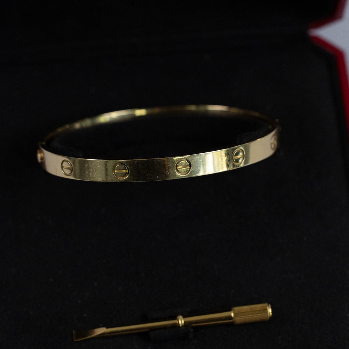 Bracelet Cartier Love en or jaune porté au poignet