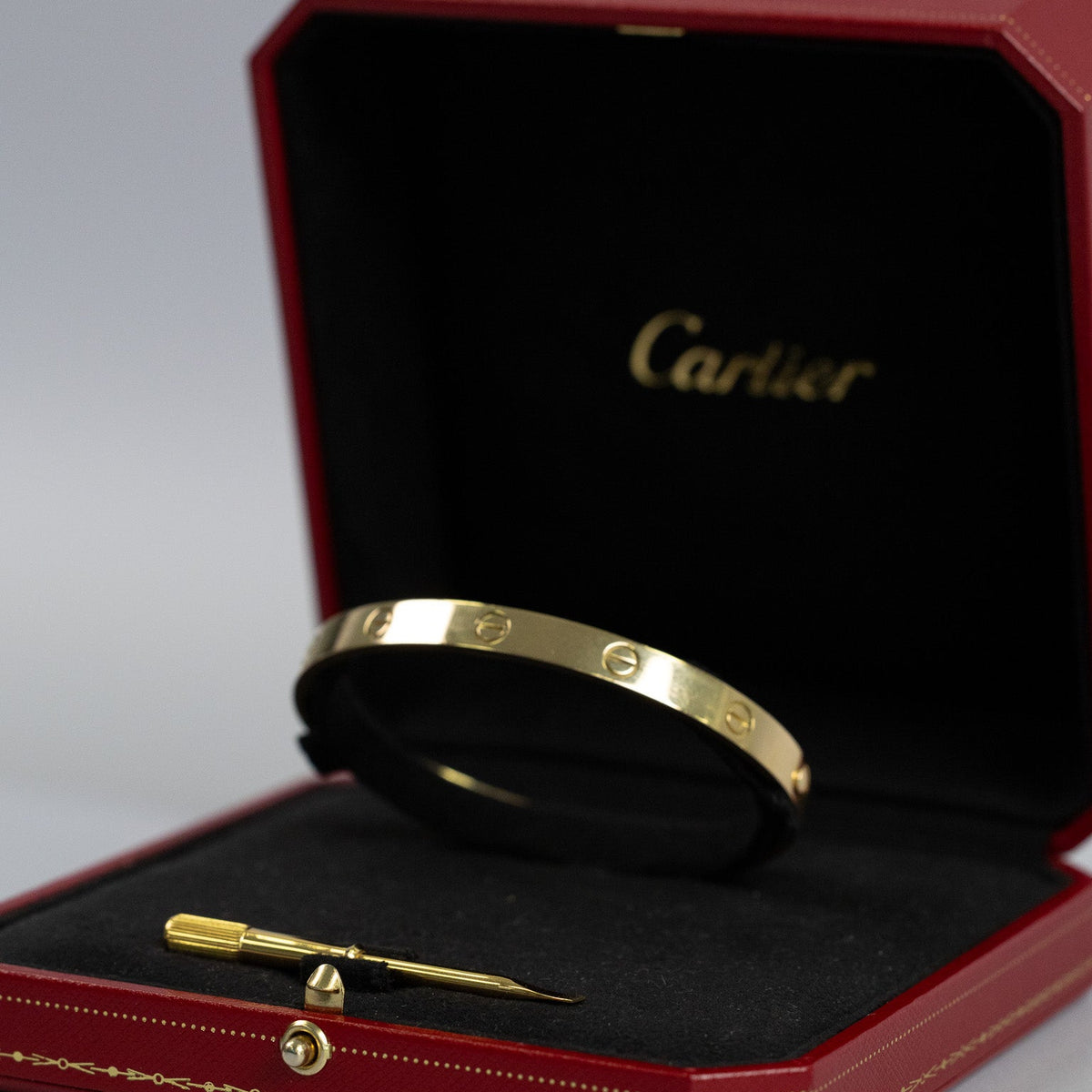 Signature Cartier et numéro de série gravés à l’intérieur du bracelet Love