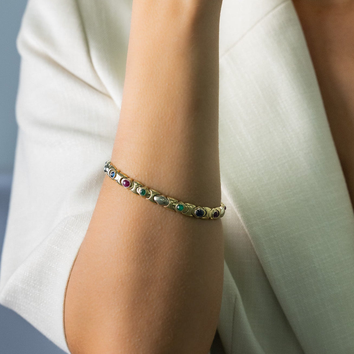 Rubis, saphir et émeraude taille cabochon en serti clos sur bracelet en or