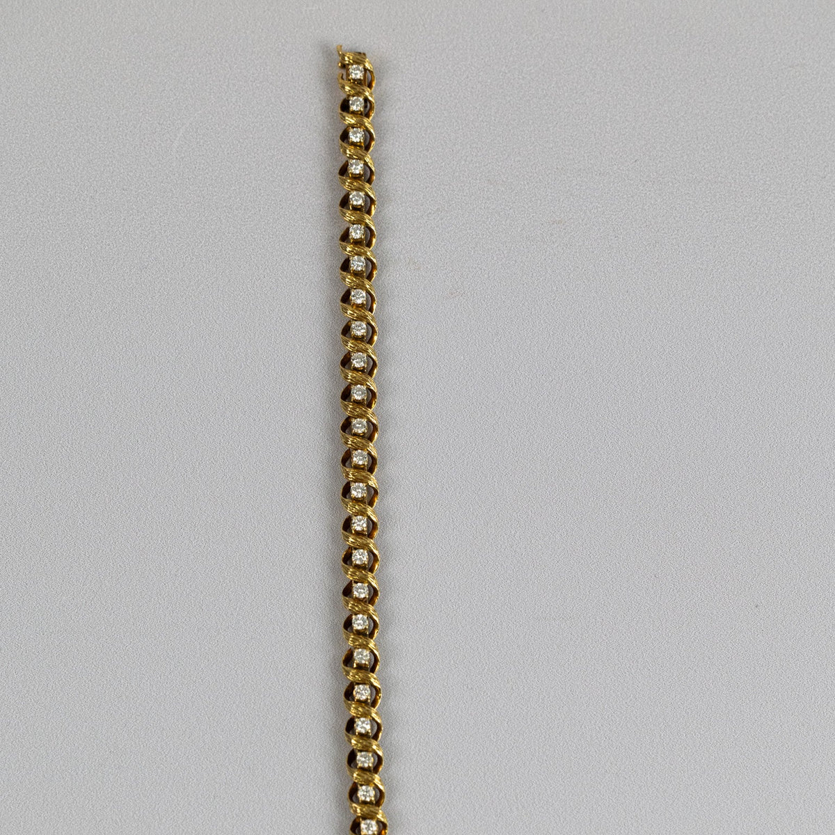 Maillons en ruban d’or au fini écorce du bracelet ligne diamants
