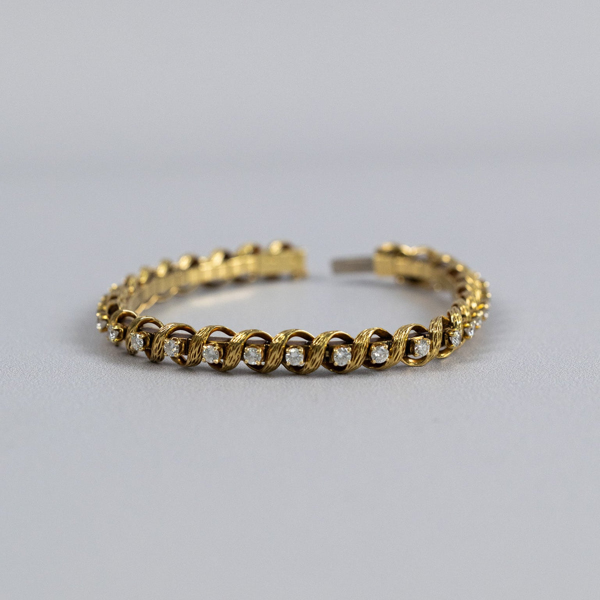 Bracelet ligne vintage en or jaune 18 carats serti de diamants 