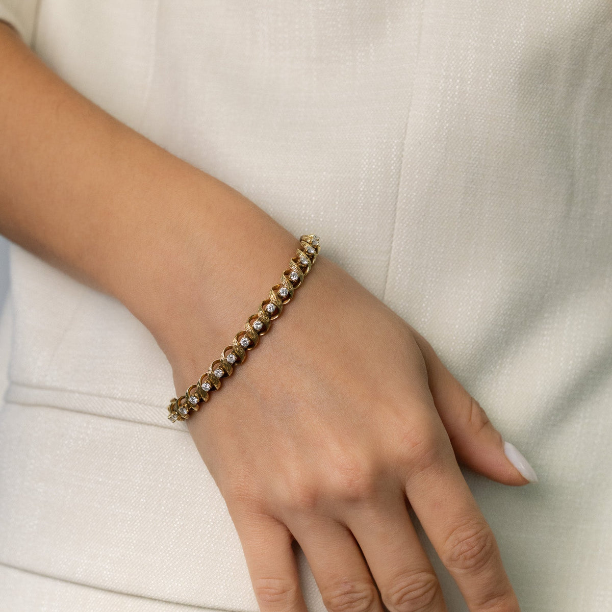 Bracelet ligne vintage diamants en or jaune porté au poignet