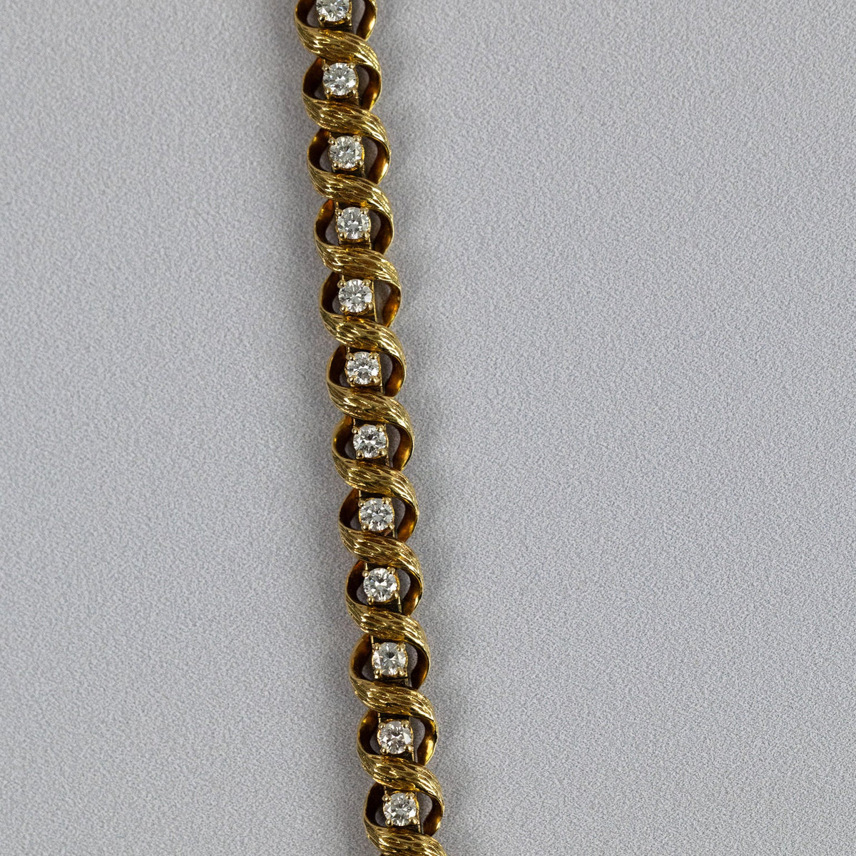 Alt : Profil du bracelet ligne diamants en or jaune