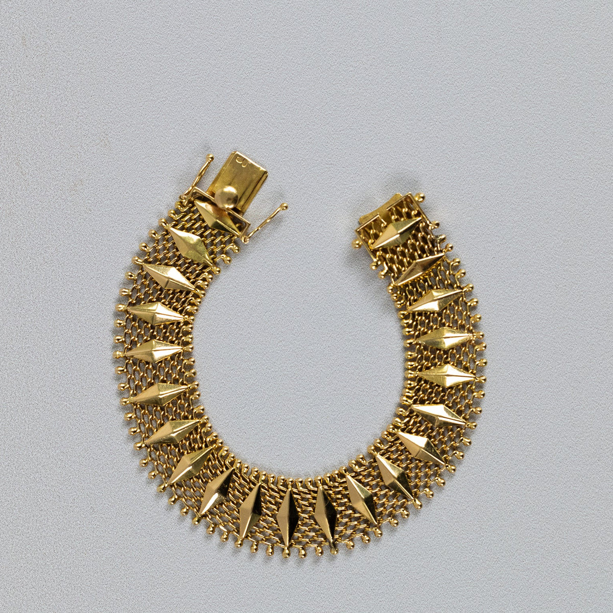 Bracelet manchette vintage en or jaune 18 carats à maille souple et losanges
