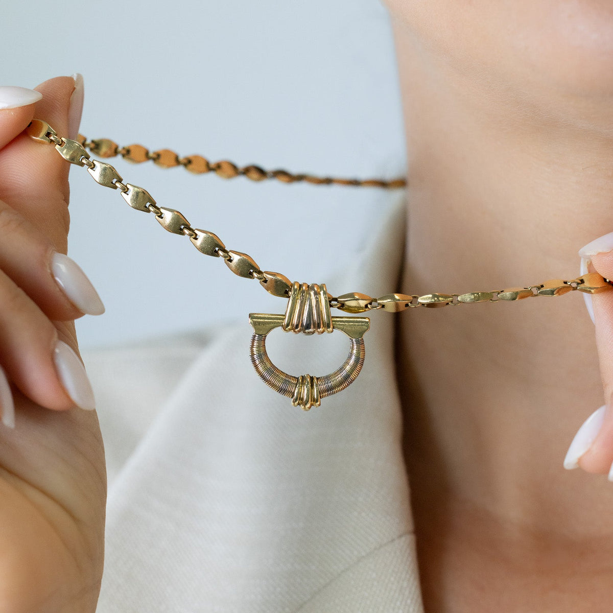 Collier Cartier trois ors présenté