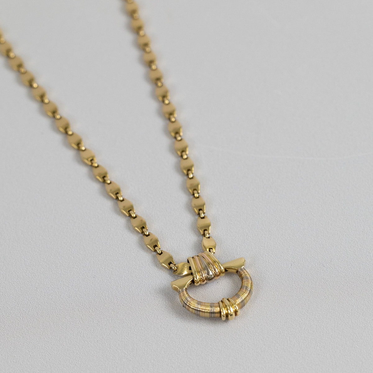 motif central du collier Cartier en or 18 carats 