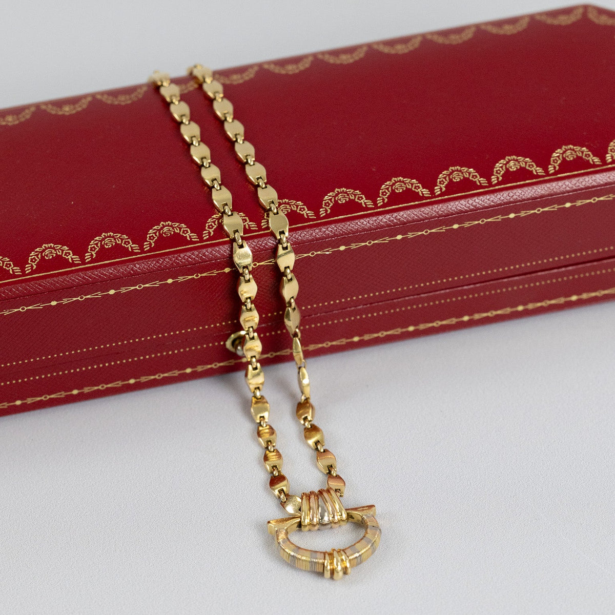 Collier vintage Cartier en or jaune posé en cercle 