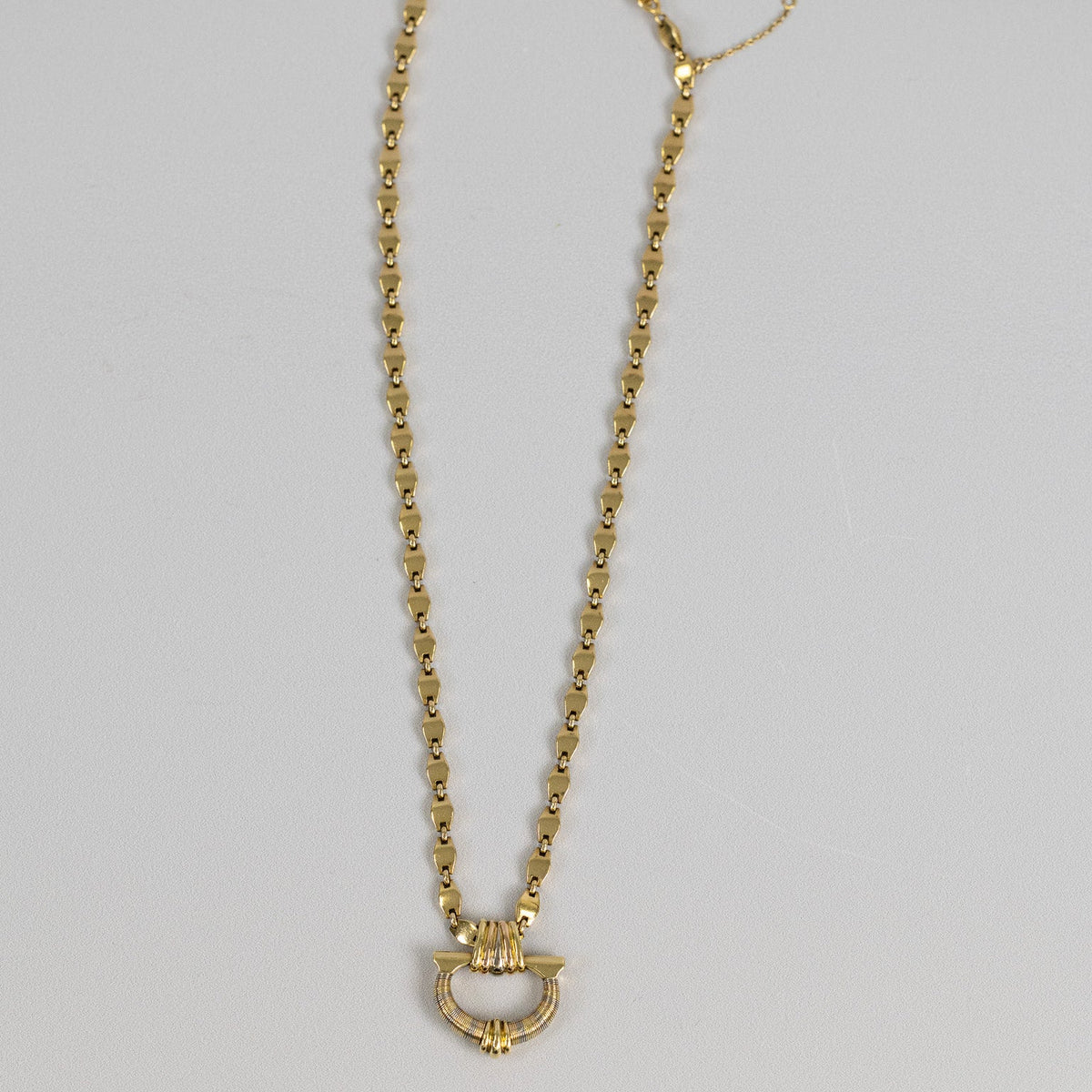 Maille articulée en or jaune poli du collier vintage Cartier
Collier Cartier – signature