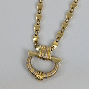 Motif ovale enroulé de fils d’or jaune, blanc et rose du collier Cartier