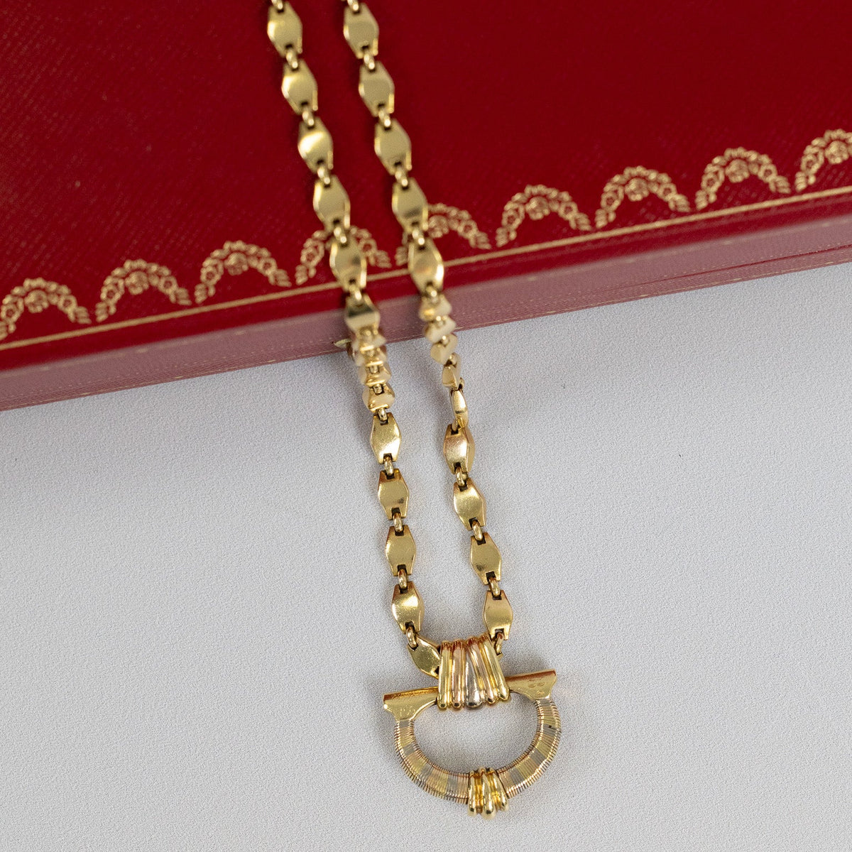 Profil du motif central trois ors du collier Cartier vintage