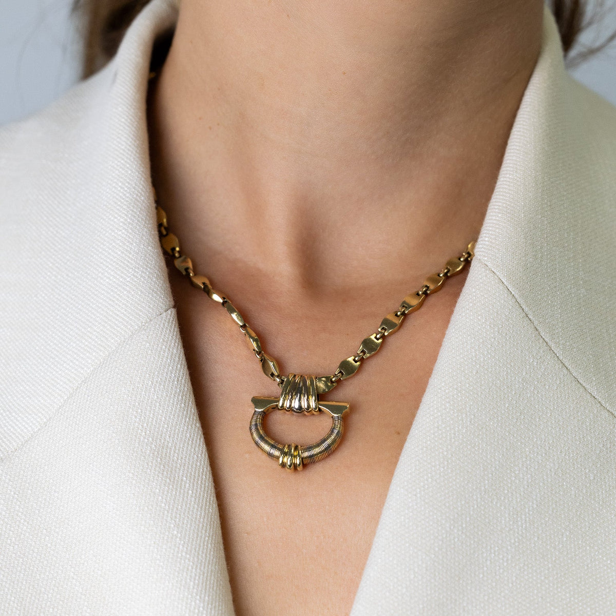 Collier vintage Cartier trois ors porté au cou