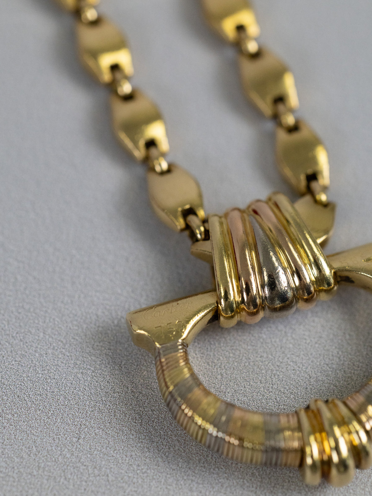 Signature Cartier gravée sur le fermoir du collier en or 750 millièmes