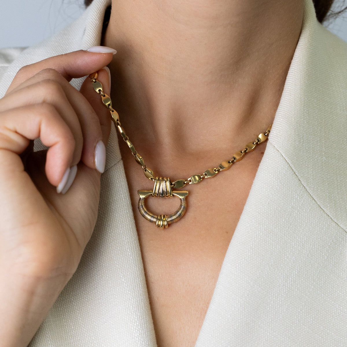 Collier vintage Cartier trois ors porté au cou