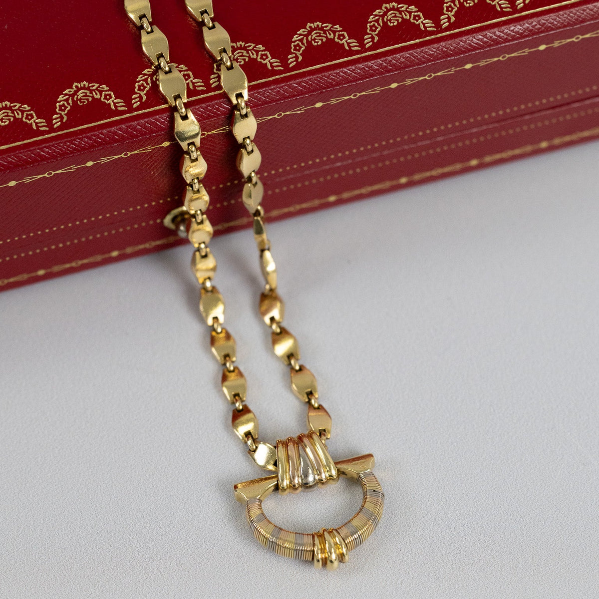 Collier vintage Cartier en or 18 carats avec motif central trois ors
