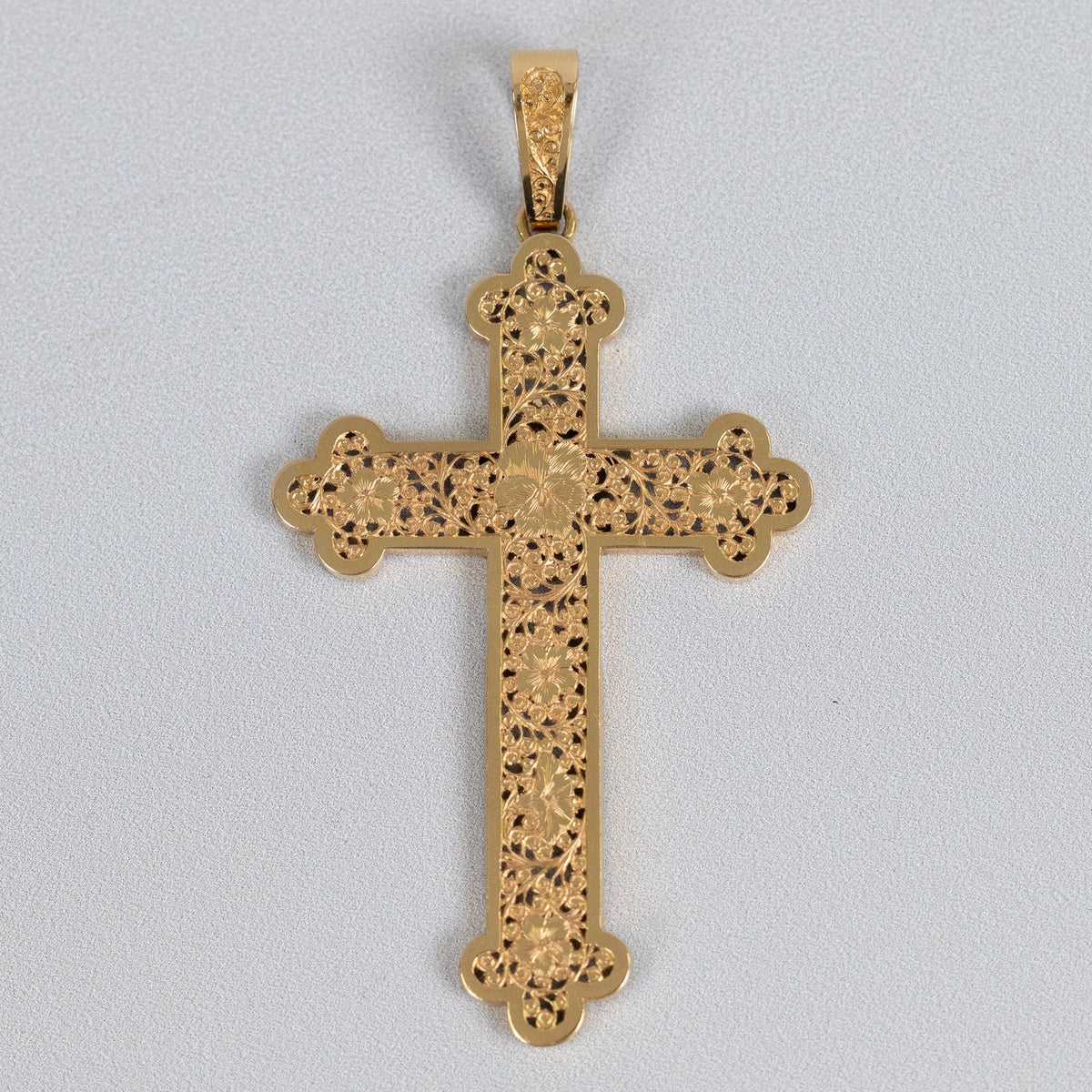 Pendentif croix tréflée ajourée en or jaune 18 carats gravée de fleurs
