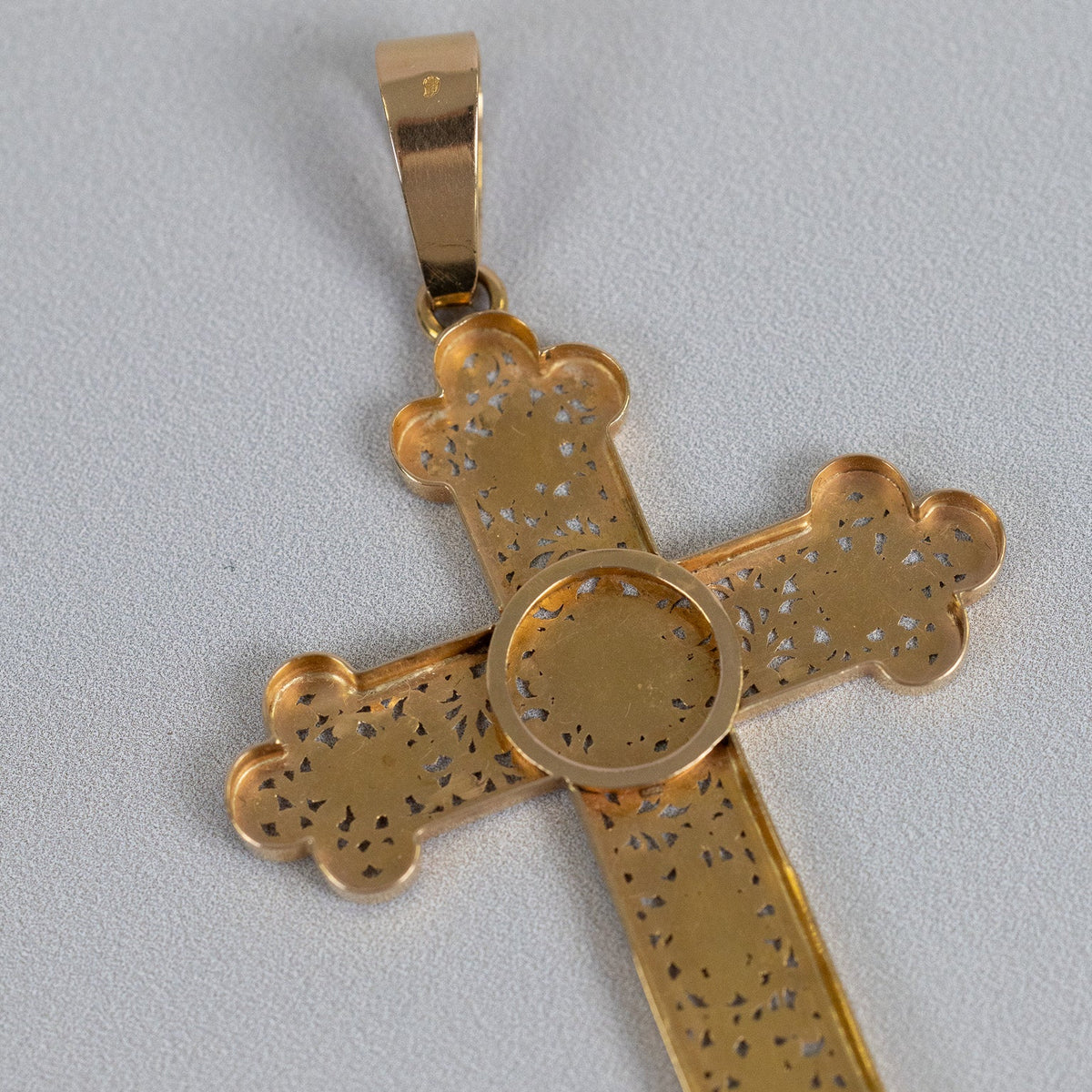 Bélière gravée de rinceaux de la croix tréflée en or jaune 750 millièmes