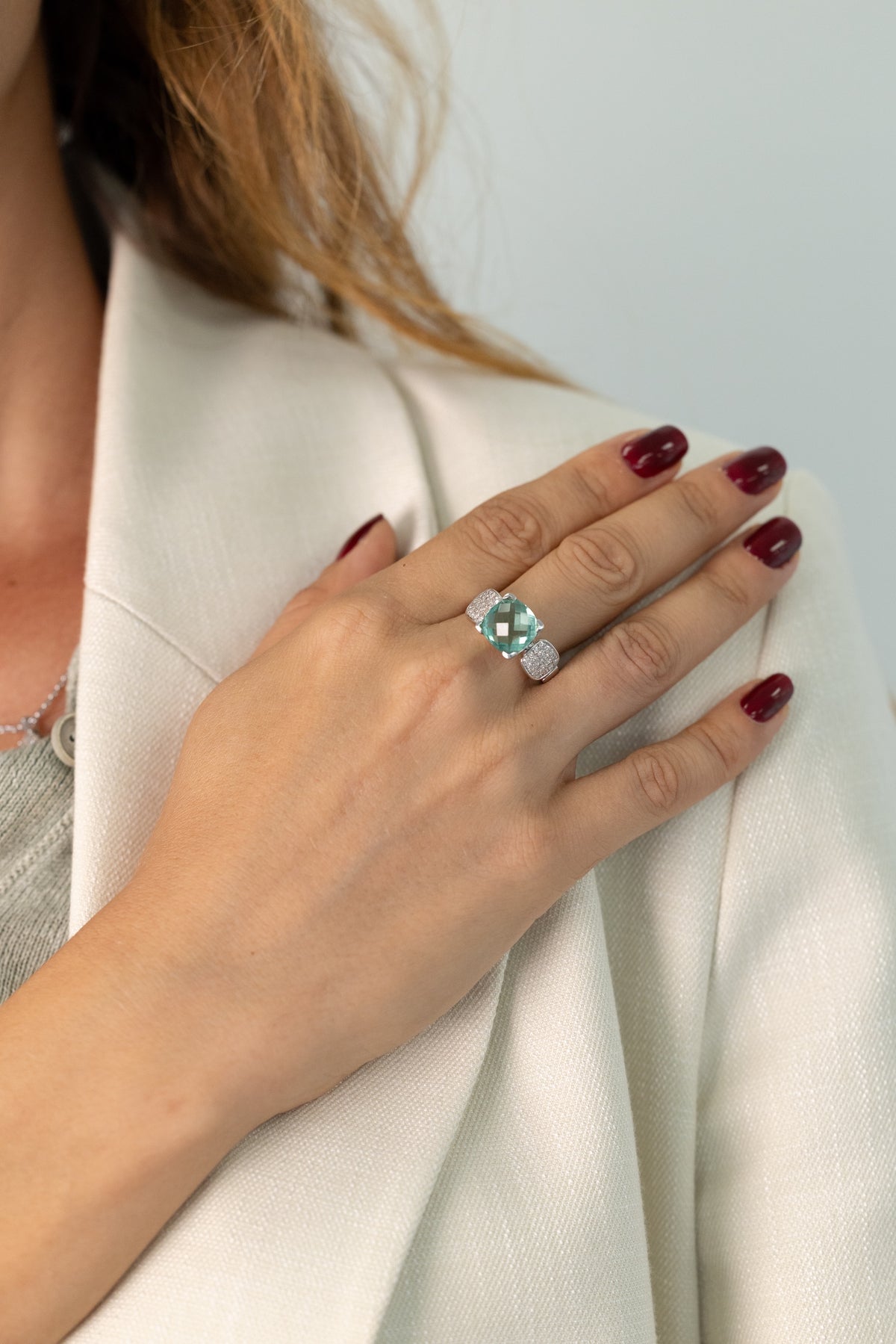 Bague Contemporaine En Or Blanc, Topaze Bleu Clair Et Diamants