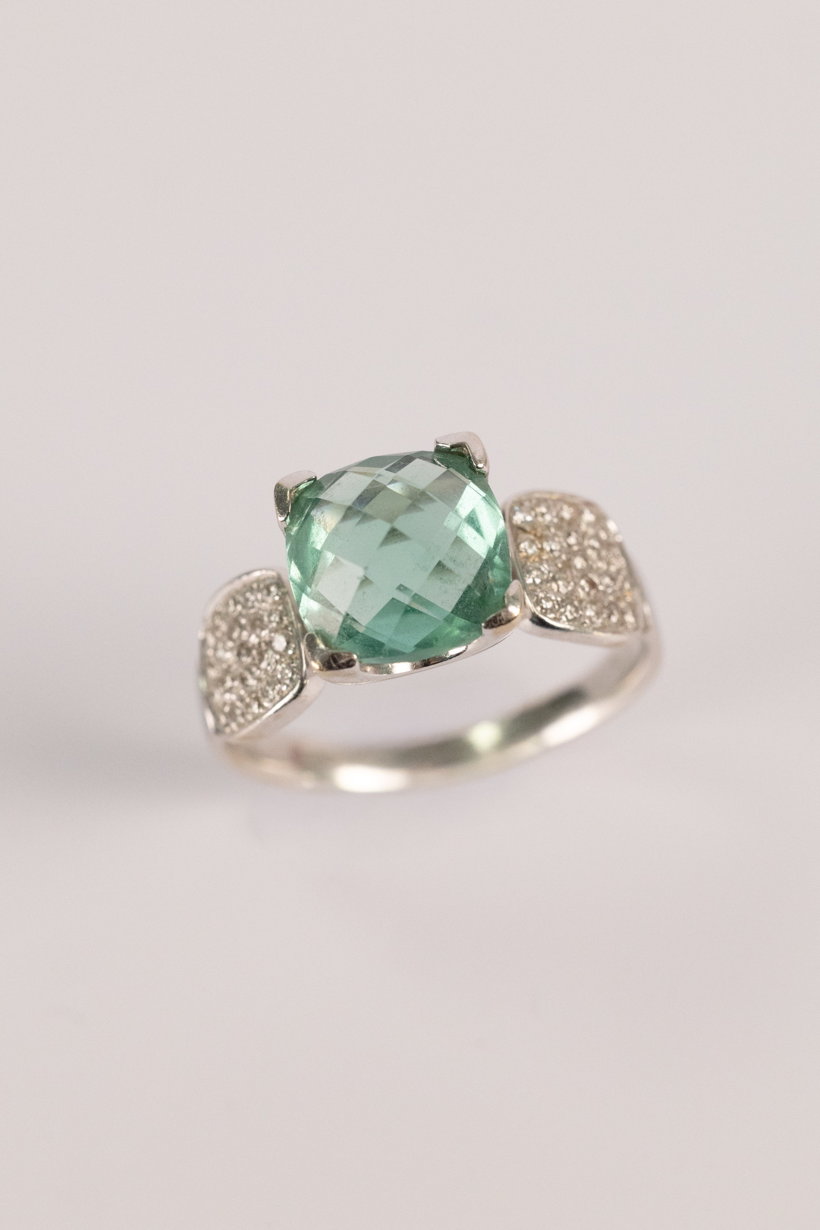 Bague Contemporaine En Or Blanc, Topaze Bleu Clair Et Diamants