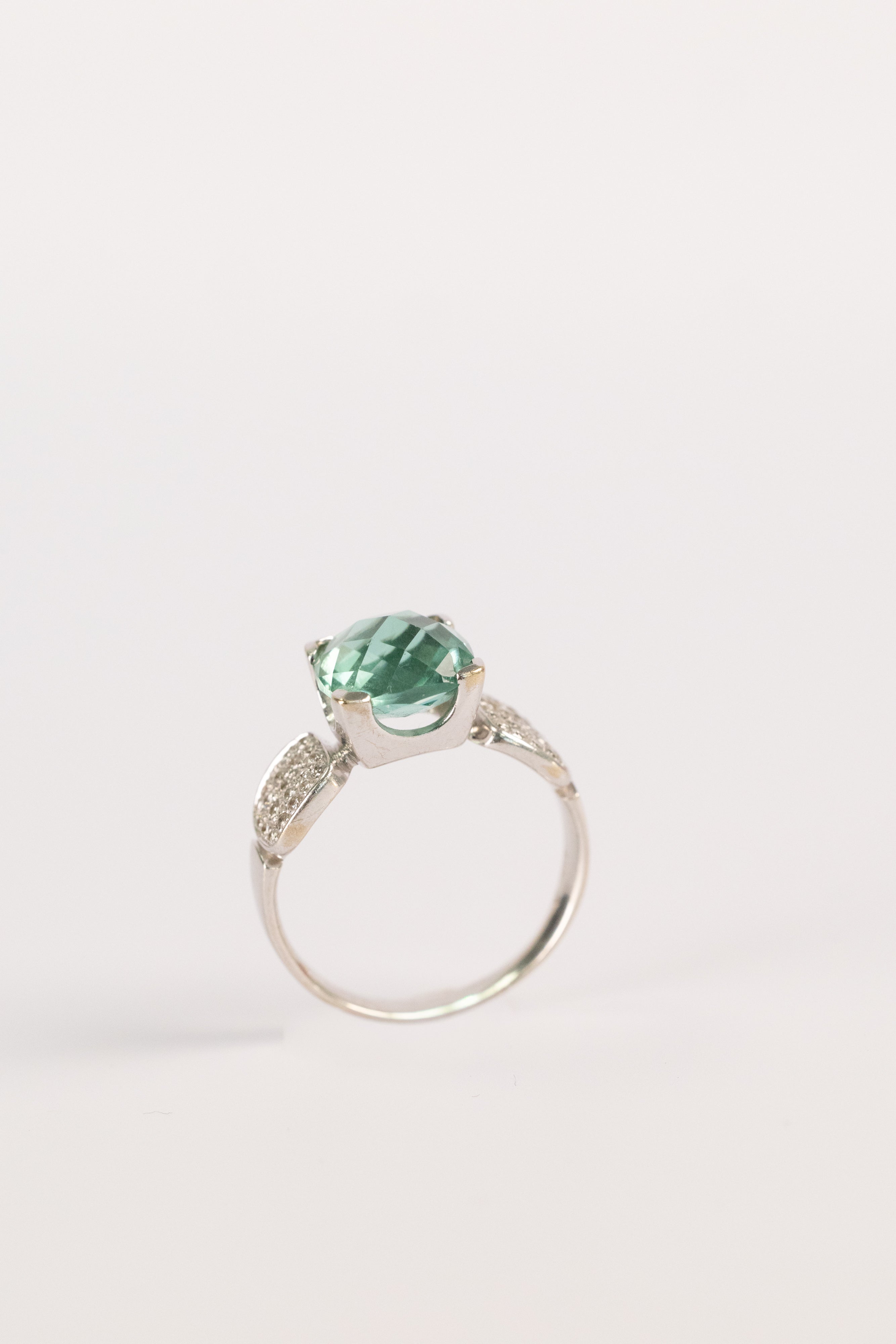Bague Contemporaine En Or Blanc, Topaze Bleu Clair Et Diamants